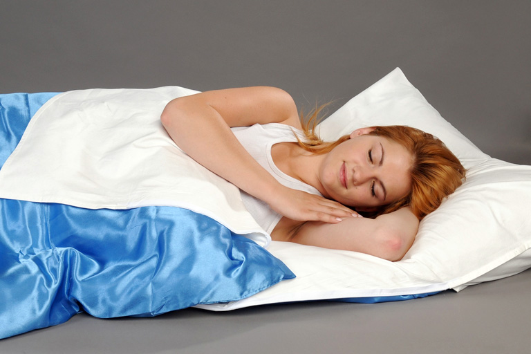 Auf Reisen allergendichten Reiseschlafsack verwenden, um Hausstaubmilben zu bekämpfen.